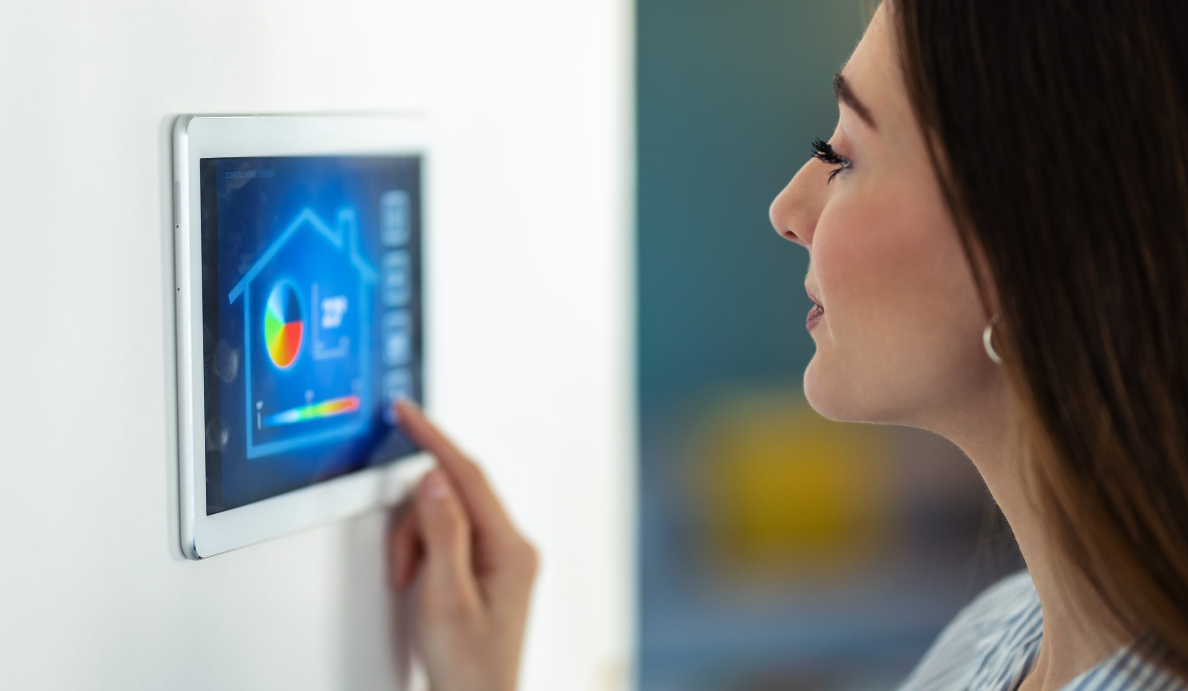 Cliente controlando a automação residencial em painel inteligente
